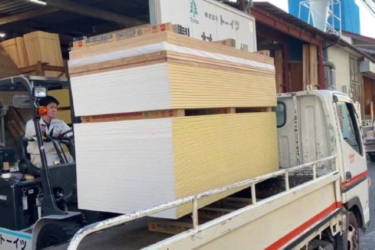 トラックに積み込み トラックに積み込み